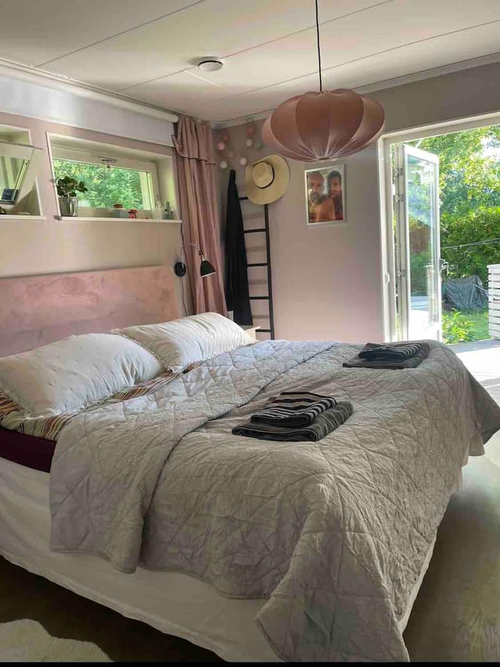 ห้องนอนใหญ่พร้อมเตียงคู่ 