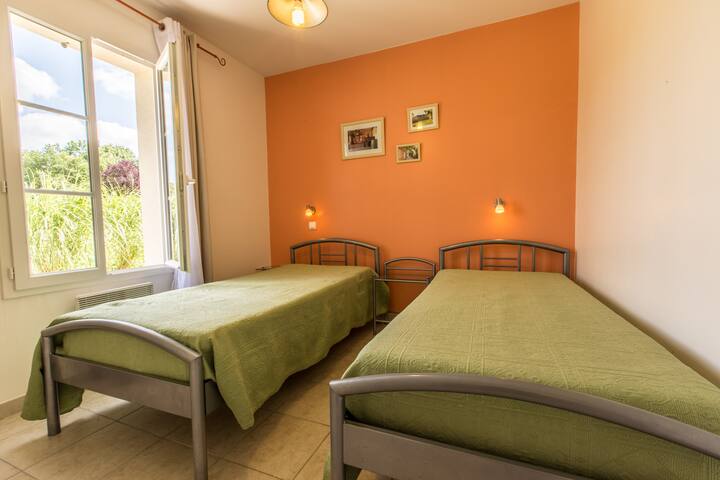 ห้องเตียงแฝด (Twin Room)