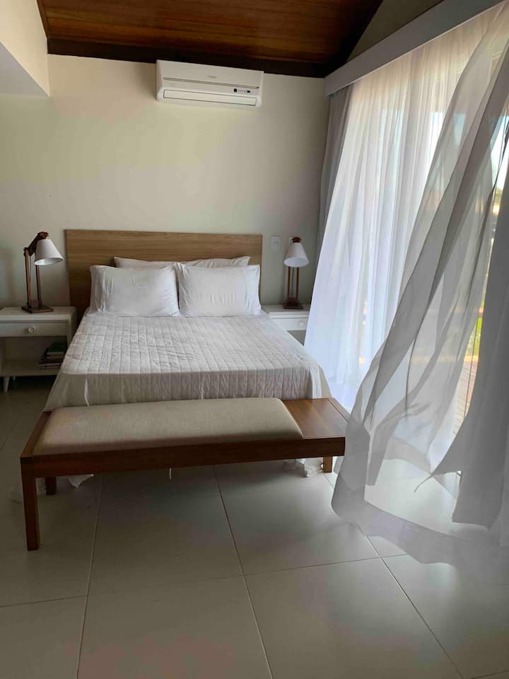 Chumba cha kulala cha ghorofa ambacho kina beseni la kuogea 