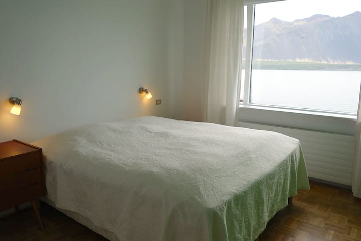 Spálňa 1 s manželskou posteľou a veľkými skriňami. Plus nádherný výhľad.