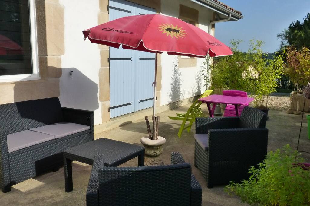 Terrasse ensoleillée avec barbecue