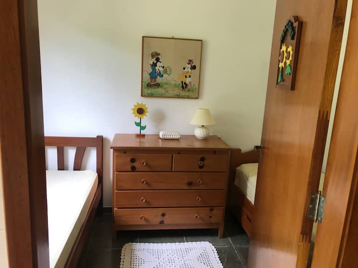 غرفة الضيوف الرابعة - سريران مفردان. 