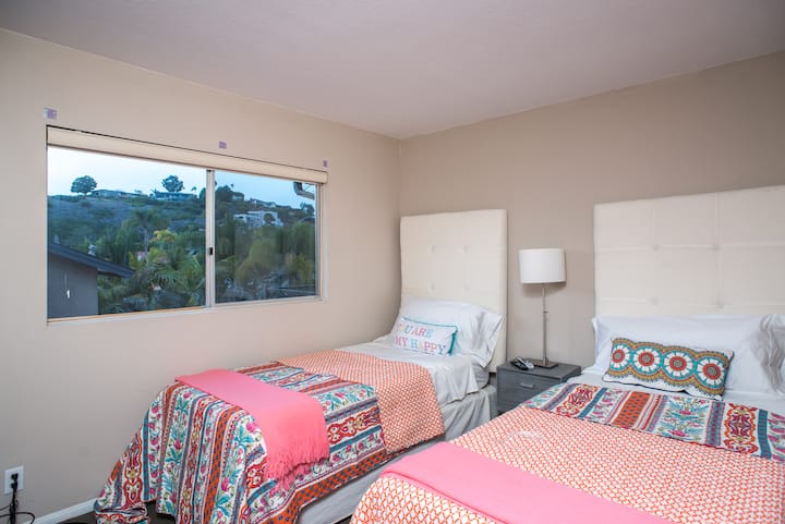 ห้องนอน #4:
เตียงแฝด 2 หลังอยู่บนชั้น 2