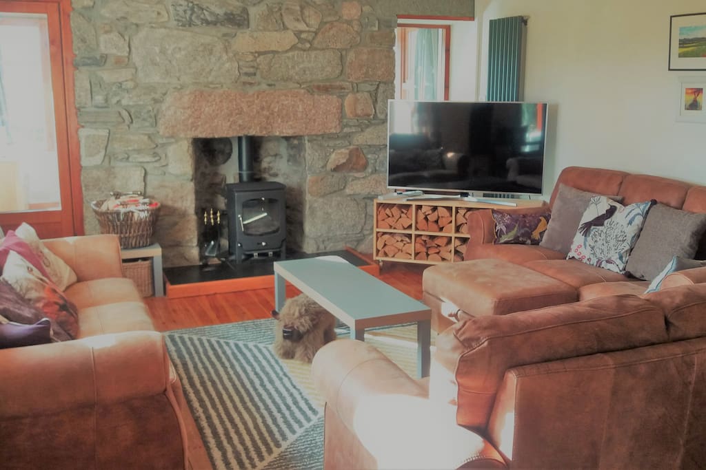 Highland retreat - large lounge - wood burning stove - logs provided