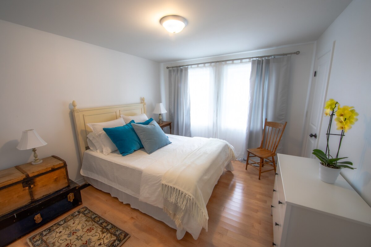 Côté rue Queen Bed