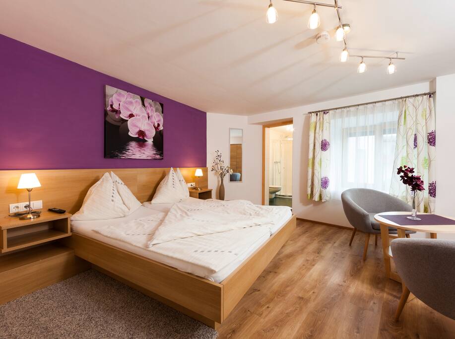 Schlafzimmer mit angrenzendem Badezimmer