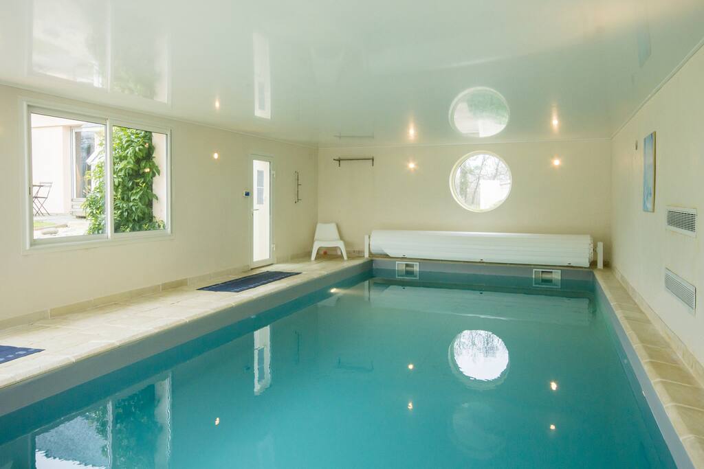La piscine couverte chauffée toute l'année