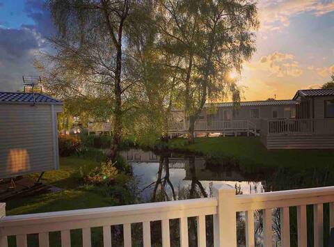 Luxury Holiday Home. Cotswolds Retreat *LAKE VIEW*