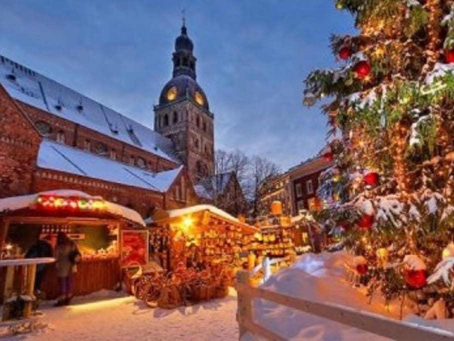 Doma square Christmas market (150m)