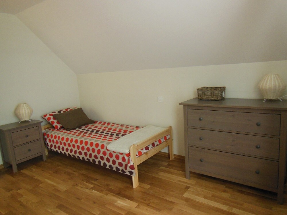 เตียงเดี่ยวในห้องนอนสองชั้น