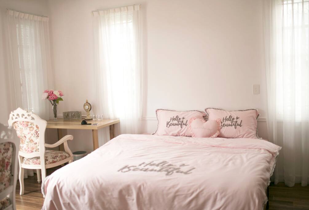 Beautiful Cozy Room with a working desk , a tea table and 3 chairs