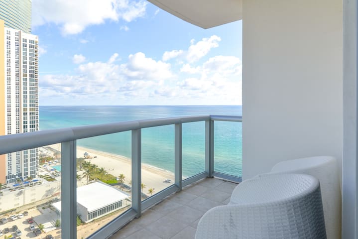 Sunny condo with a shared pool, hot tub, on-site restaurant, and more!