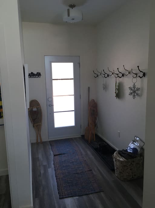 Front Entrance / Entrée