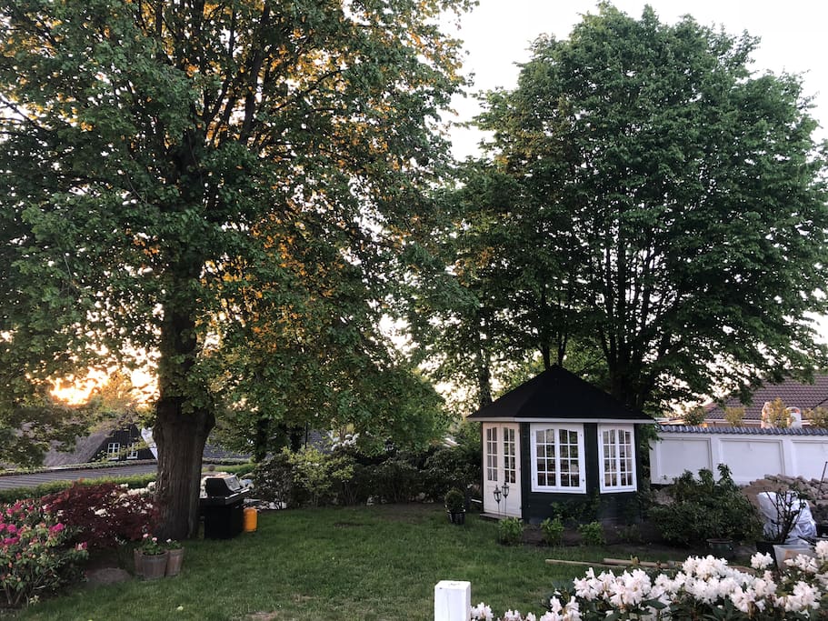 Vores hyggelige pavillon ligger godt både for morgensolen og aftensolen.