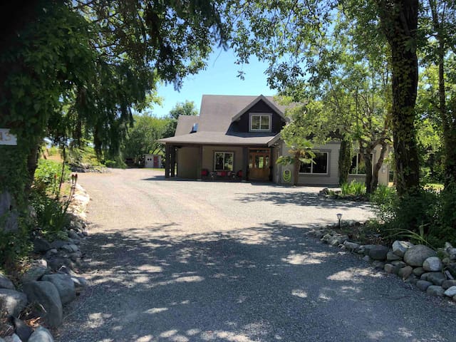 4 BR Farmhouse w/ Pool & Hot Tub