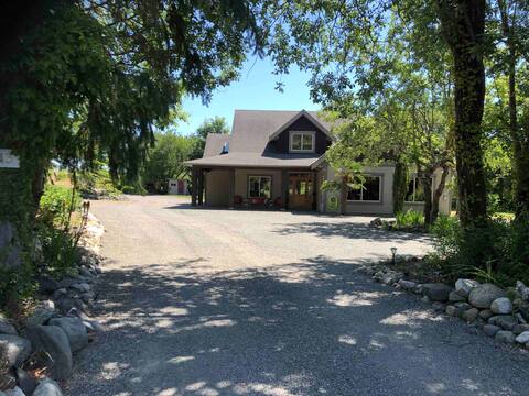 4 BR Farmhouse w/ Pool & Hot Tub