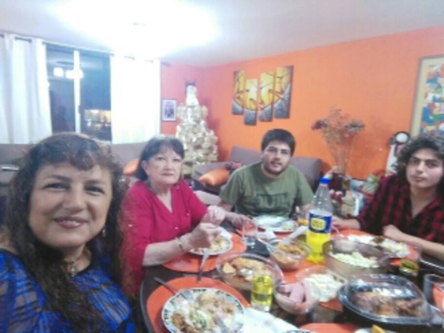 MI mamá, mis dos hijos y yo