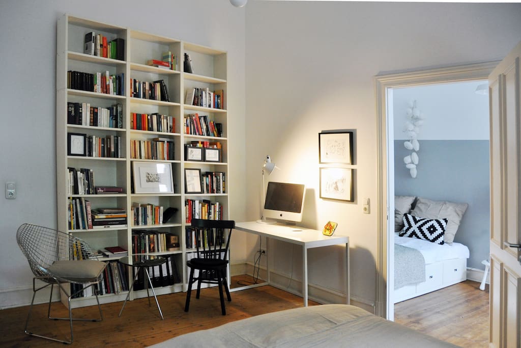 Blick vom Wohnbereich mit Sofa als Bett ins Schlafzimmer
/ View into bedroom with sofa folded out as bed