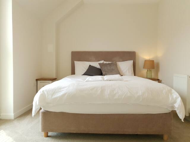 King Size Room | Leith Walk | City Centre 1 Mile