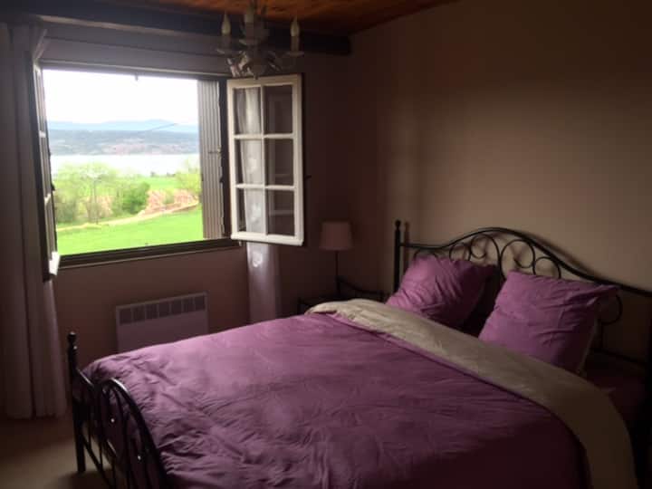 Habitación con vistas al lago.
Dimensiones de la cama:200x160.
