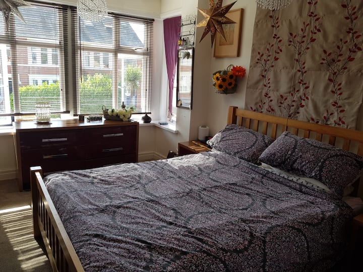 غرفة النوم 1 هذه غرفة النوم الرئيسية مع سرير بحجم كينغز الكثير من الخزانة ومساحة الدرج.