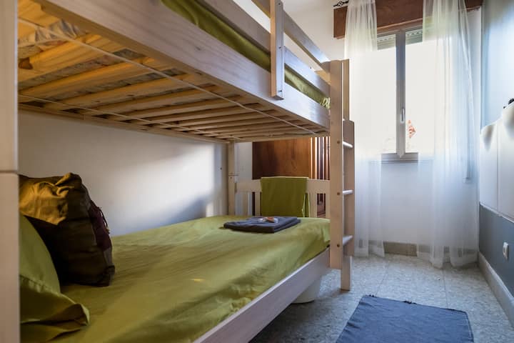 3号房，有双层床和花园景观。 