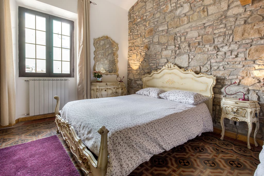 Grande e comodo letto matrimoniale, tranquilla camera, in casa Tipica fiorentina, nel centro storico di Firenze in zona tranquillissima