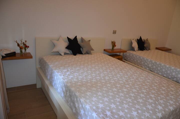 Spálňa s polovičnými posteľami