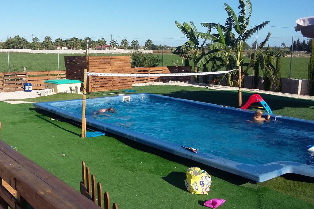 Los pequeños se bañan de abril a noviembre. La temperatura del agua está por encima de 22ºc y permite disfrutar de ella muchos meses.