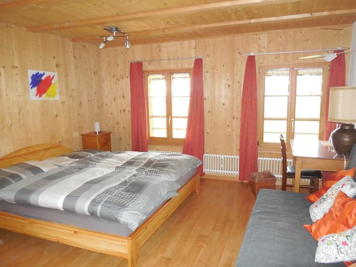 Dormitorio con cama doble