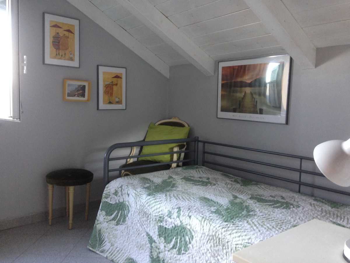 izba s jednolôžkom a druhá rozkladacia izba 