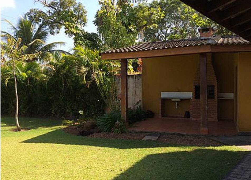Edícula com churrasqueira banheiro e chuveirão