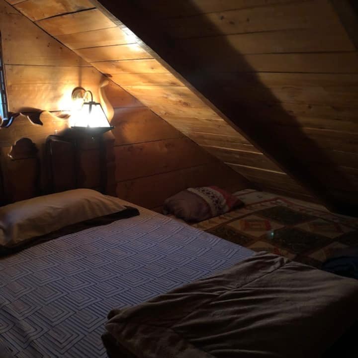 Upstairs we have 3 single beds and 3 additional mattresses to host 6 people from the family core in this space. Maximum capacity 9 to 10 persons. No more than 10 are allowed in this instance. 