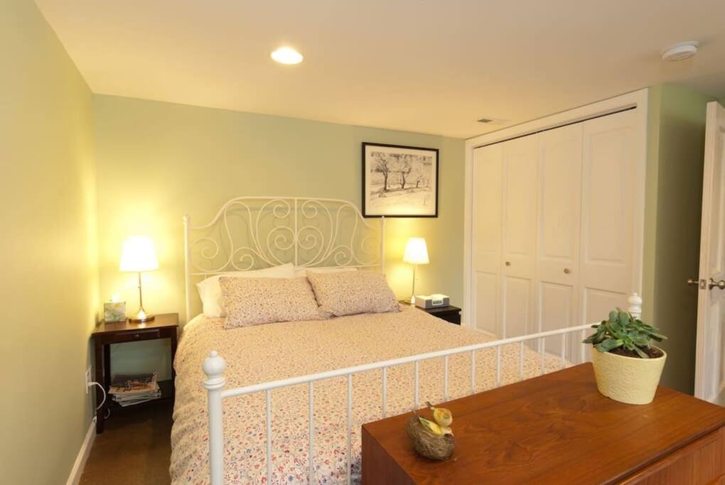 bath adjacent to room