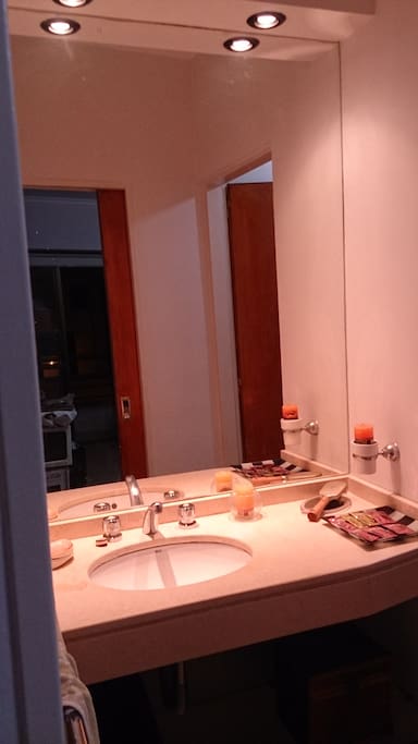 Ante baño muy bien iluminado. Toallón y toalla de mano.
