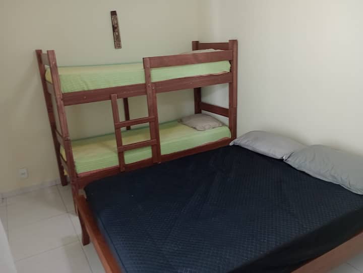 Მეორე საძინებელი ერთი ორადგილიანი საწოლით და ერთი ორსართულიანი საწოლით.