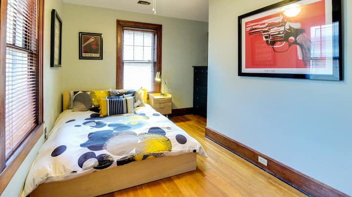 Spavaća soba za goste s bračnim krevetom (160x200), komodom i ormarom Pogled br. 1