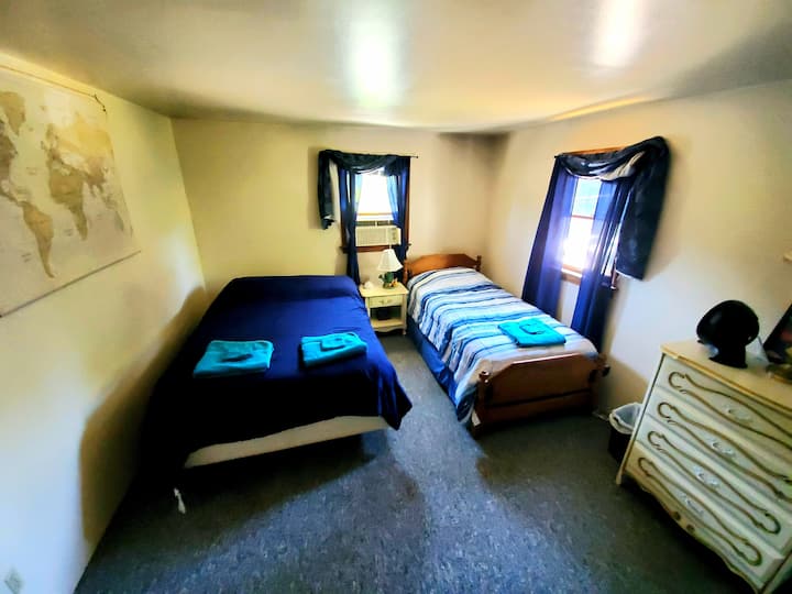 בחדר השינה בנמל (למעלה) יש מיטה בגודל מלא ומיטת יחיד.