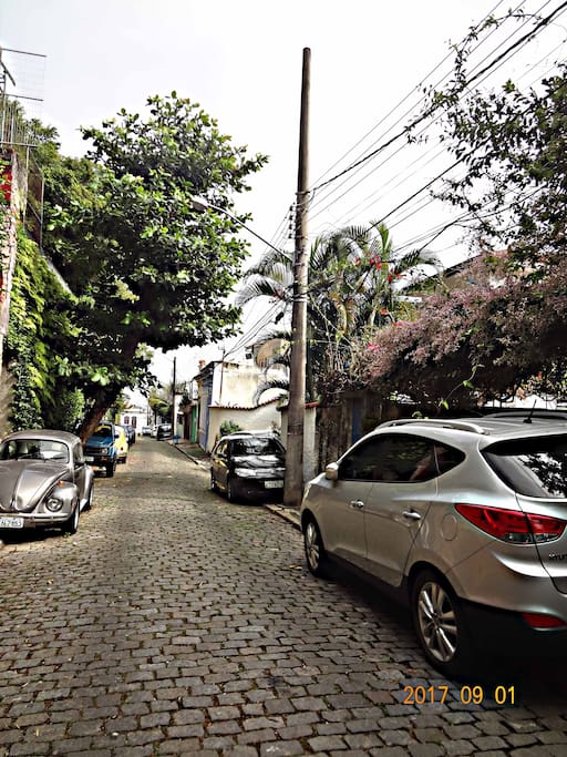 Rua sem saída com acesso protegido por uma garita 24 horas / Dead end street with access protected by a 24 hour security cabin