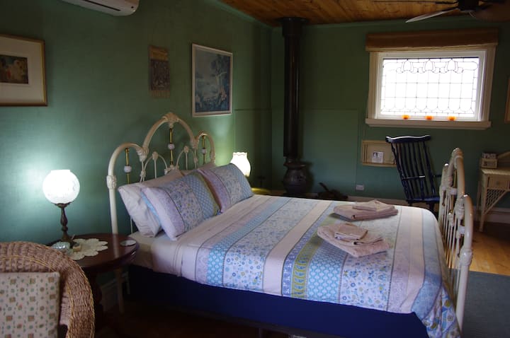 ห้องพักกว้างขวางที่อบอุ่นและสะดวกสบายที่นอนและเครื่องนอนคุณภาพสูงช่วยให้นอนหลับสบาย
