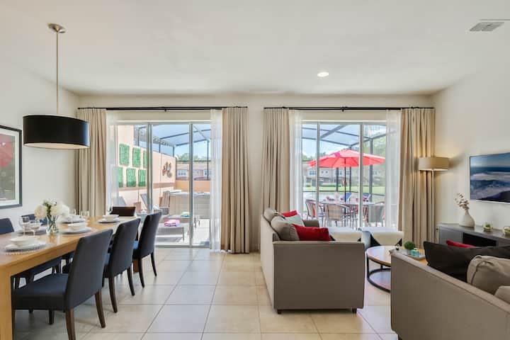 Ampio soggiorno e zona pranzo con 2 ampie porte che conducono al patio riparato