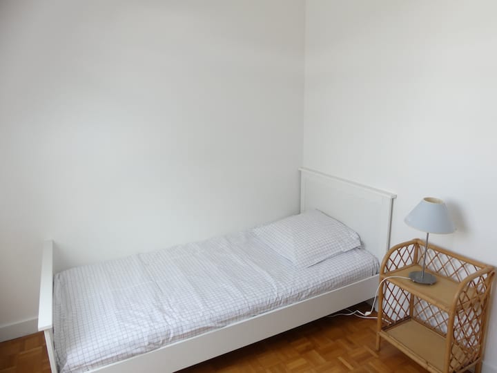 高：带1米宽单人床的小卧室