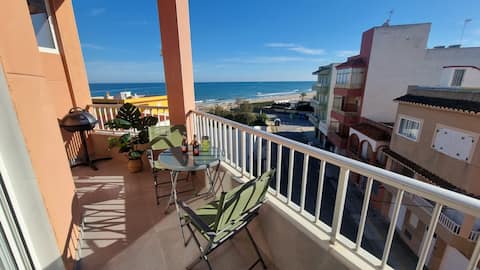 Successful Airbnb property: Primadonna Suites apartment with ocean views in Sueca
