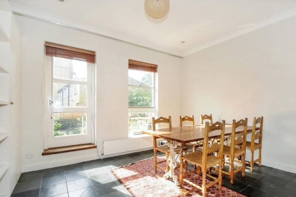 South facing dining area to enjoy a sunny breakfast or romantic dinner.