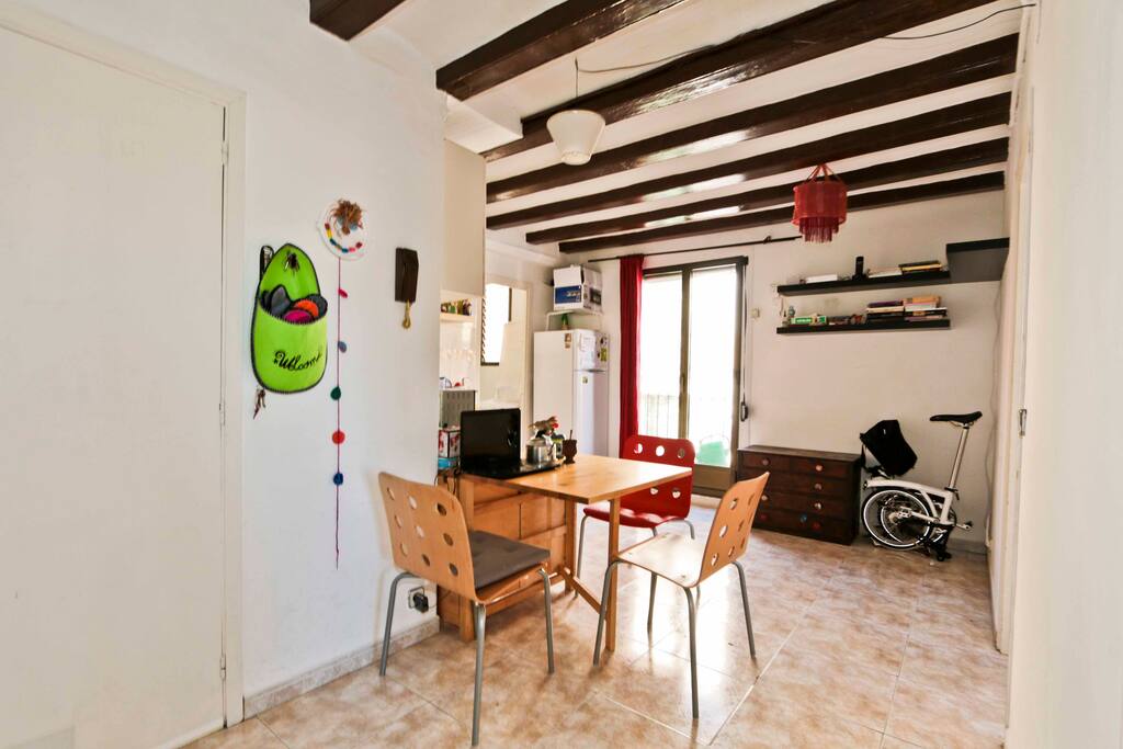 Mesa plegable, con sillas para 6 personas.