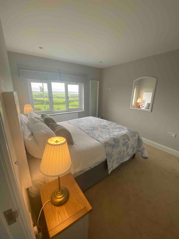 主卧配备加大双人床，可欣赏美丽的海景 