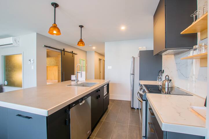 T302 – Lofts du Trésor – Par Les Lofts Vieux-QC gallery image 3