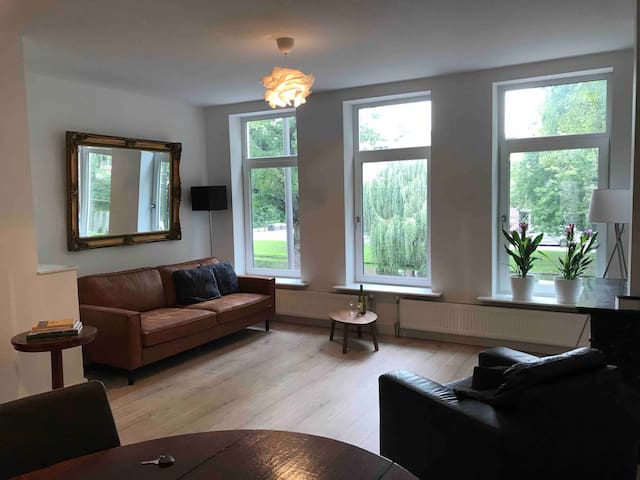 Nice apartment at canal in centre of Rotterdam