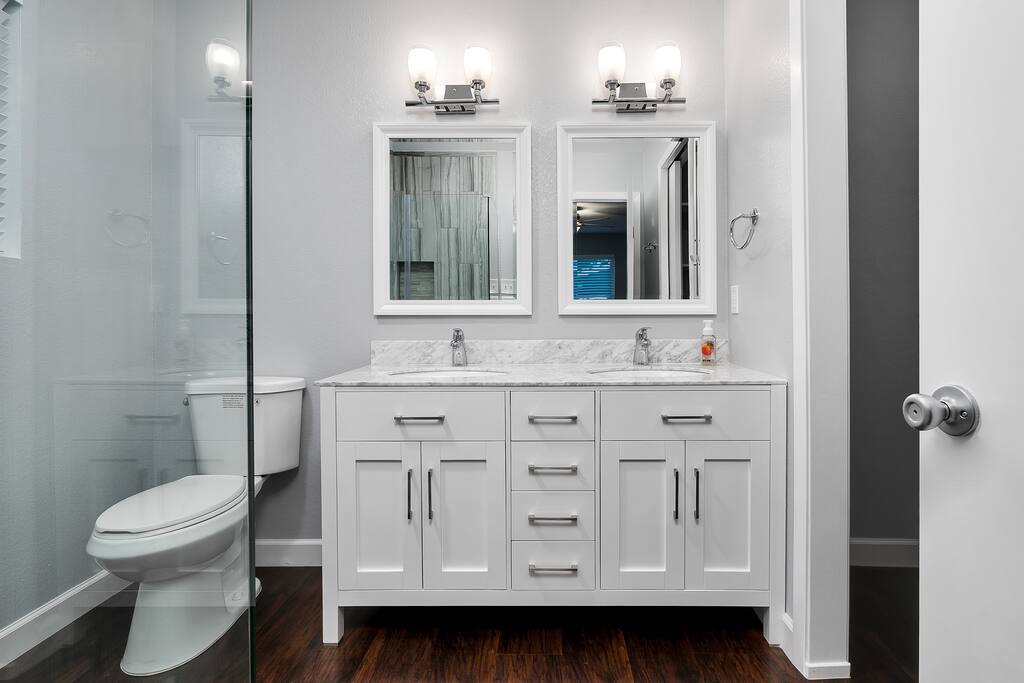 Full Bathroom 1