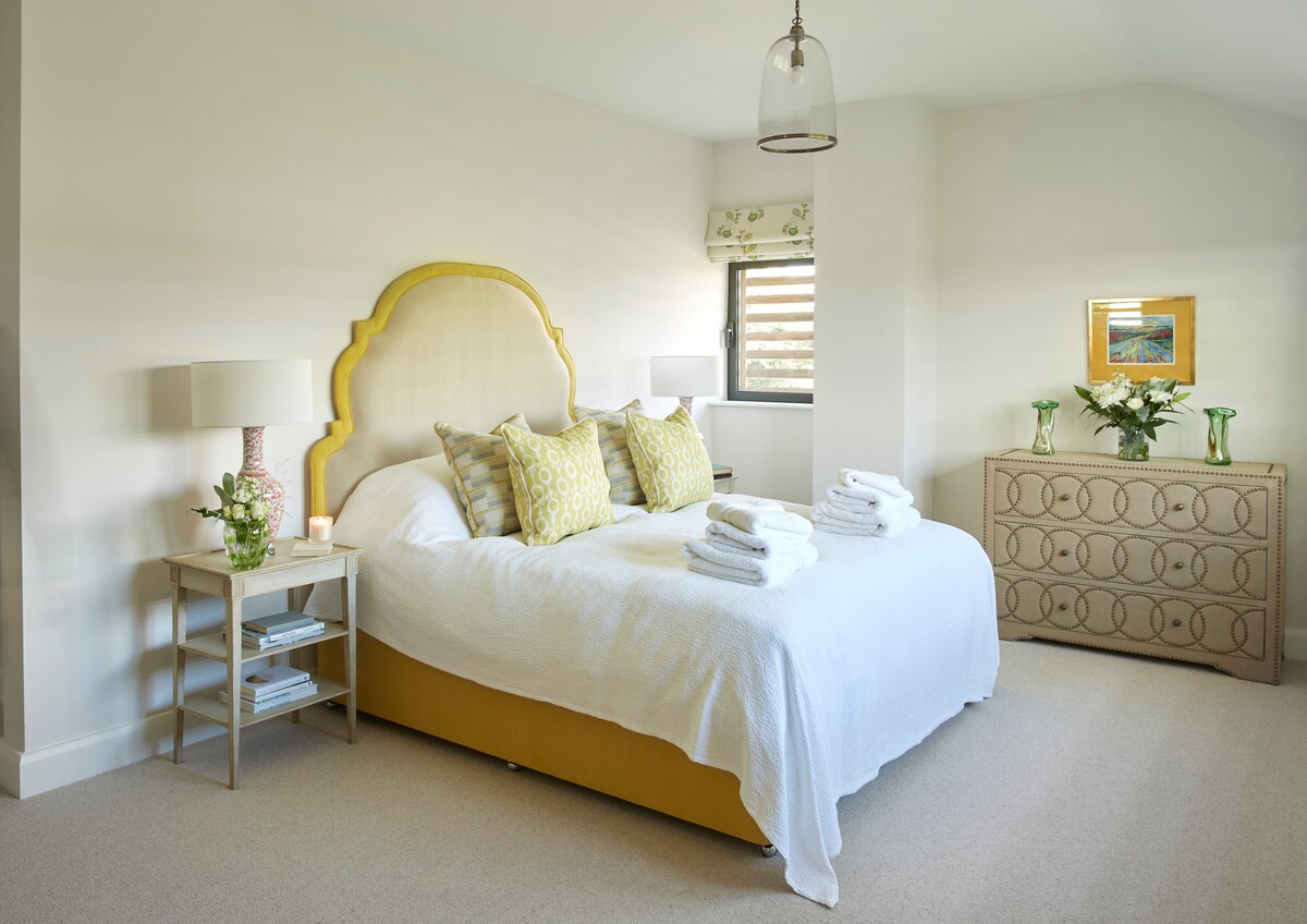 带更衣区和套房的主卧